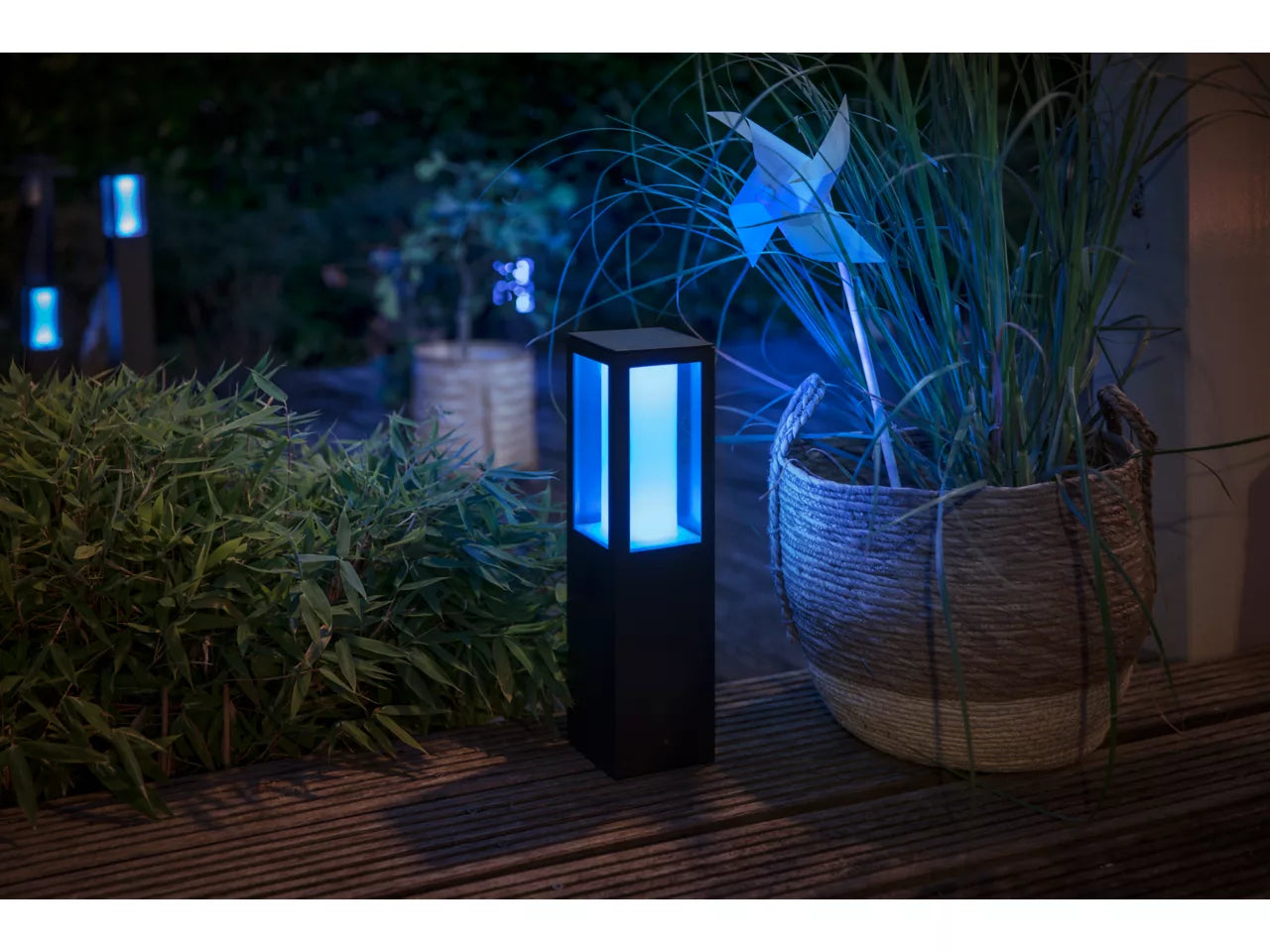 Hue IMPRESS OUTDOOR PEDESTAL LIGHT