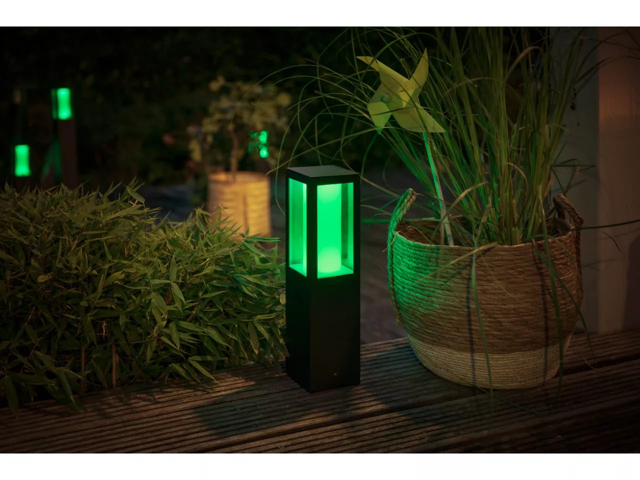 Hue IMPRESS OUTDOOR PEDESTAL LIGHT