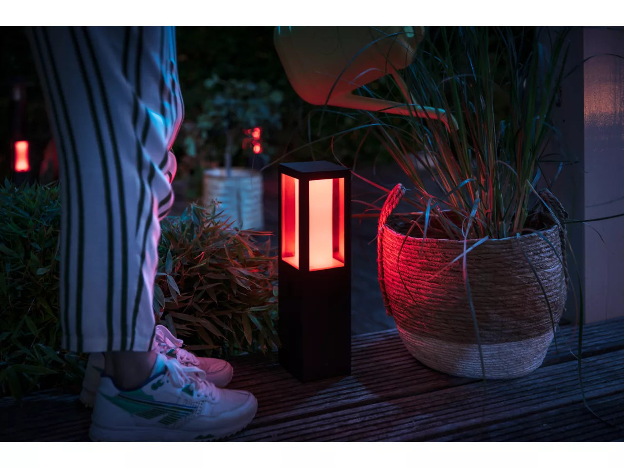 Hue IMPRESS OUTDOOR PEDESTAL LIGHT