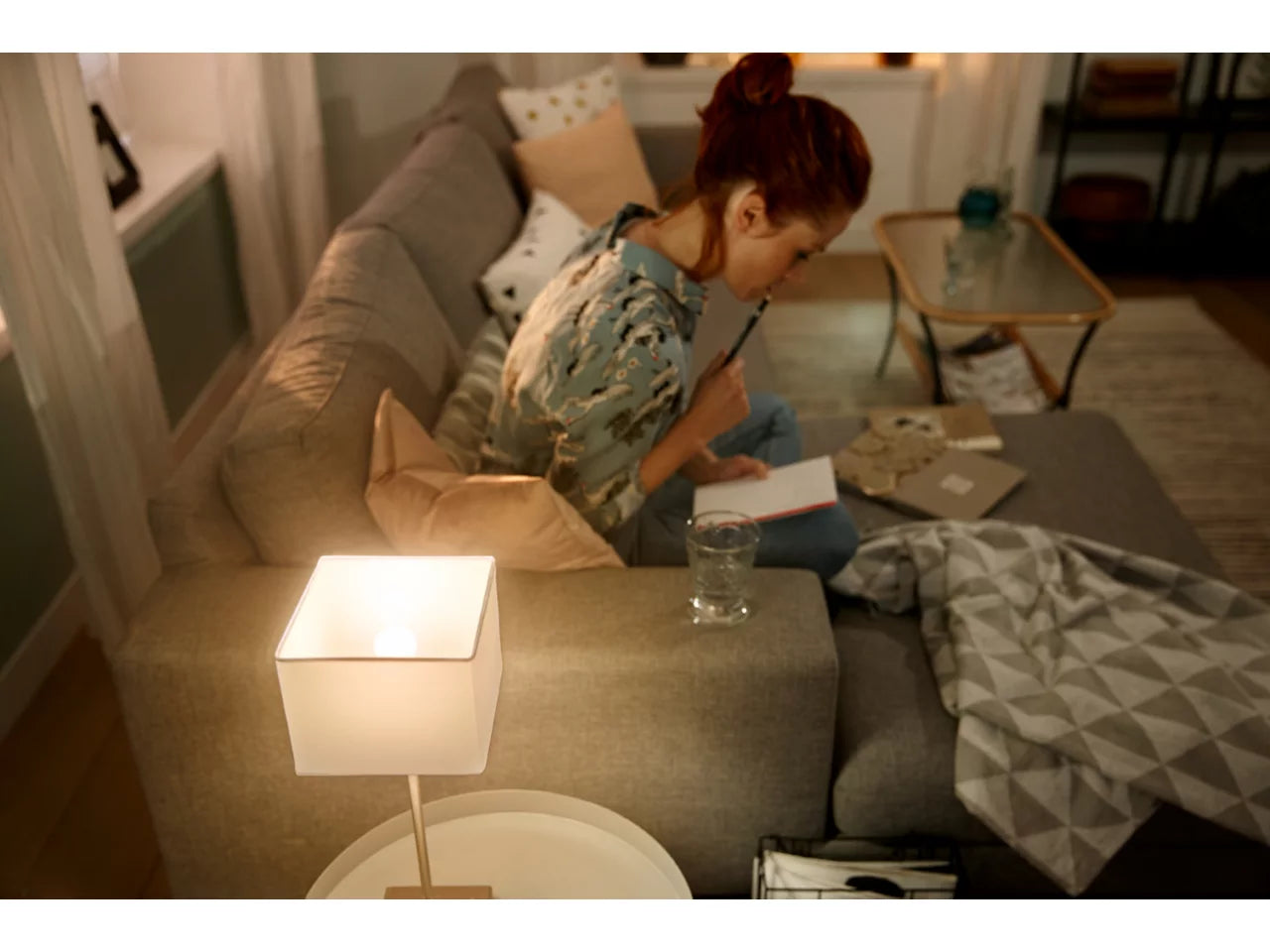 Hue Lustre – E14 smart bulb