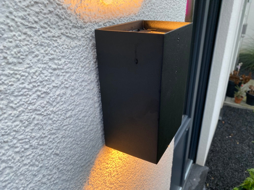 Hue Resonate Outdoor Black Wall Light 8W W&Color Ambiance