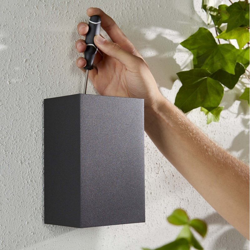 Hue Resonate Outdoor Black Wall Light 8W W&Color Ambiance